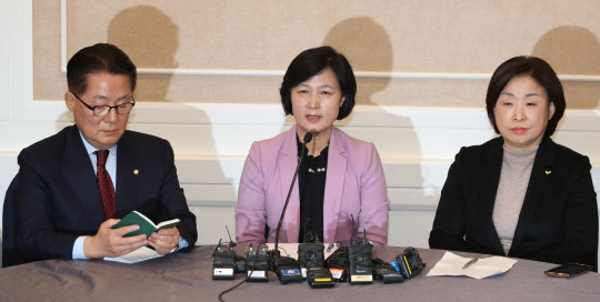 <YONHAP PHOTO-3542> 야3당 대표 회동      (서울=연합뉴스) 임헌정 기자 = 더불어민주당 추미애 대표(가운데), 국민의당 박지원 비상대책위원장 겸 원내대표(왼쪽), 정의당 심상정 상임대표가 1일 오후 국회에서 야3당 대표 회동을 하고 있다. 2016.12.1      kane@yna.co.kr/2016-12-01 15:28:19/<저작권자 ⓒ 1980-2016 ㈜연합뉴스. 무단 전재 재배포 금지.>